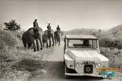 Passagers à bord d'une Citroën La Dalat - tour en voiture ancienne Hoi An Vietnam